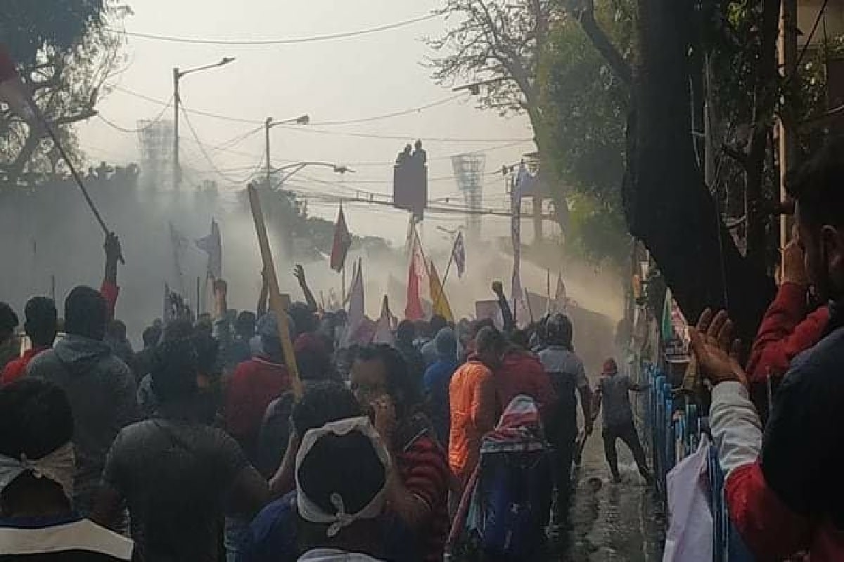পাল্টা পুলিশের অভিযোগ, বিক্ষোভকারীদের তরফে ইট, লাঠি ছোড়া হয়৷ তাতে বেশ কয়েকজন পুলিশকর্মী আহত হয়েছেন৷ বাম ছাত্র- যুব সংগঠনের অবশ্য অভিযোগ, তৃণমূলের আশ্রিত গুন্ডারা ভিড়ের মধ্যে মিশে এই কাণ্ড ঘটিয়েছেন৷ Photo-Facebook পাল্টা পুলিশের অভিযোগ, বিক্ষোভকারীদের তরফে ইট, লাঠি ছোড়া হয়৷ তাতে বেশ কয়েকজন পুলিশকর্মী আহত হয়েছেন৷ বাম ছাত্র- যুব সংগঠনের অবশ্য অভিযোগ, তৃণমূলের আশ্রিত গুন্ডারা ভিড়ের মধ্যে মিশে এই কাণ্ড ঘটিয়েছেন৷ Photo-Facebook