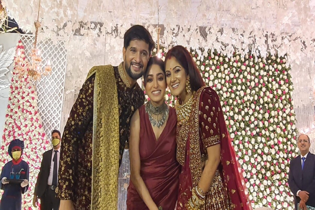 পিসি চন্দ্র গার্ডেনে হচলো নীল-তৃণার রিসেপশন। প্রেমের দিন, তাই দুজনের পোশাকেই ছিল রয়েছে লালের ছোঁয়া। নীল এদিন একটি কালচে মেরুন রঙের শেরওয়ানি। অন্যদিকে তৃণা পরেন গাঢ় লাল রঙের একটি লেহেঙ্গা। পিসি চন্দ্র গার্ডেনে হচলো নীল-তৃণার রিসেপশন। প্রেমের দিন, তাই দুজনের পোশাকেই ছিল রয়েছে লালের ছোঁয়া। নীল এদিন একটি কালচে মেরুন রঙের শেরওয়ানি। অন্যদিকে তৃণা পরেন গাঢ় লাল রঙের একটি লেহেঙ্গা।