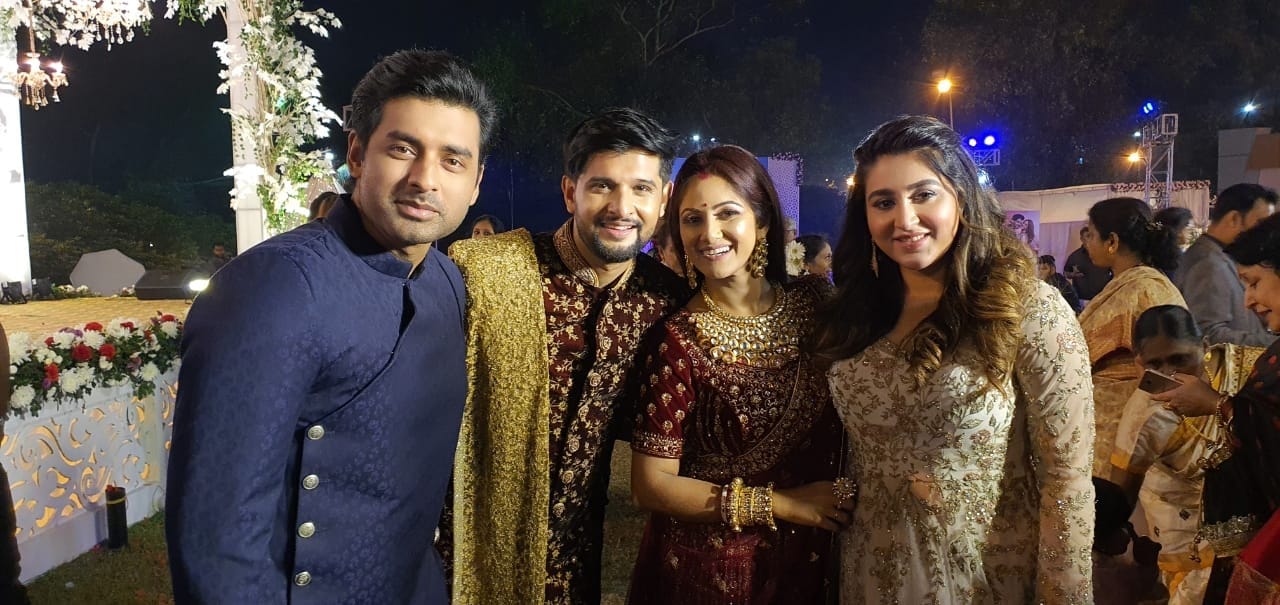 হাজির ছিলেন অঙ্কুশ ঐন্দ্রিলা।অঙ্কুশ পরেন গাঢ় নীল গলাবন্ধ কোর্ট। ঐন্দ্রিলার পরণেও ছিল জমকালো ডিজাইনার পোশাক। হাজির ছিলেন অঙ্কুশ ঐন্দ্রিলা।অঙ্কুশ পরেন গাঢ় নীল গলাবন্ধ কোর্ট। ঐন্দ্রিলার পরণেও ছিল জমকালো ডিজাইনার পোশাক।