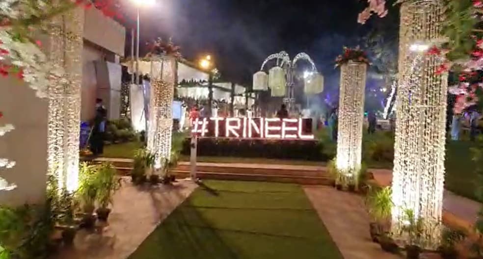 নীল তৃণার বিয়েতেও ছিল নানা রকমের চমক। জল পথে তৃণাকে বিয়ে করতে এসেছিলেন নীল। এছড়াও নীল তৃণার বিয়েতে পৌঁছে গিয়েছিলেন মুখ্যমন্ত্রী মমতা বন্দ্যোপাধ্যায়ও। তৃণাকে আশীর্বাদও করেন তিনি। এছাড়াও বিয়েতে এসেছিলেন সৃজিত মুখোপাধ্যায়, মিথিলা, দর্শনা বণিক সহ আরও অনেকে। নীল তৃণার বিয়েতেও ছিল নানা রকমের চমক। জল পথে তৃণাকে বিয়ে করতে এসেছিলেন নীল। এছড়াও নীল তৃণার বিয়েতে পৌঁছে গিয়েছিলেন মুখ্যমন্ত্রী মমতা বন্দ্যোপাধ্যায়ও। তৃণাকে আশীর্বাদও করেন তিনি। এছাড়াও বিয়েতে এসেছিলেন সৃজিত মুখোপাধ্যায়, মিথিলা, দর্শনা বণিক সহ আরও অনেকে।