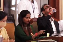 বাজেট পেশের অনুষ্ঠানে জল ভেবে স্যানিটাইজার খেলেন বিএমসি আধিকারিক! ভাইরাল ভিডিও বাজেট পেশের অনুষ্ঠানে জল ভেবে স্যানিটাইজার খেলেন বিএমসি আধিকারিক! ভাইরাল ভিডিও