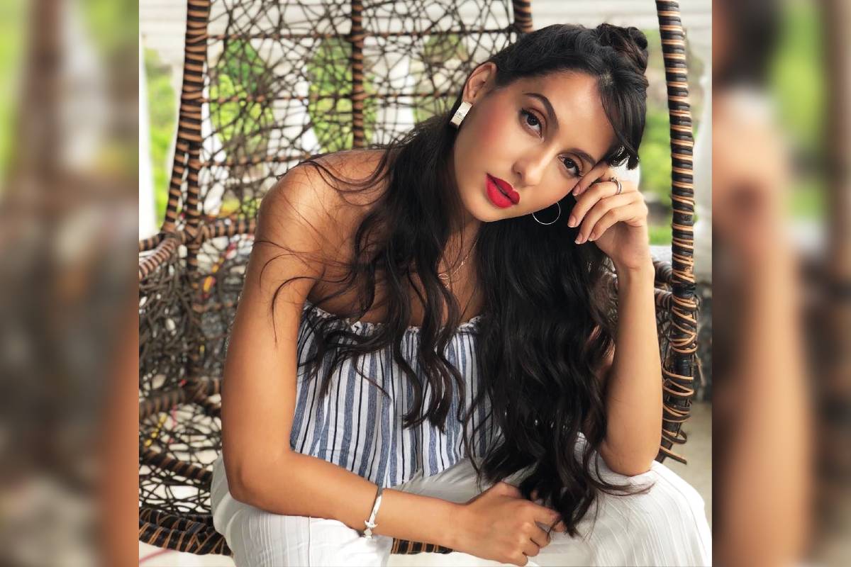 বিদেশ থেকে এসে এই দেশে নিজের কাজ দিয়ে পরিচয় তৈরি করার সফর কিন্তু এত সহজ কথা নয়! আর নোরার জন্য তা একেবারেই ছিল না। এমনকী আজ যার নাচের ছন্দে মুগ্ধ গোটা দেশ, তাঁকে একদিন বলা হয়েছিল তাঁর মধ্যে নাকি কোনও প্রতিভা নেই। কাস্টিং কাউচ থেকে শুরু করে পরিচালকেরা তাঁকে তুচ্ছ ভেবে দূরছাই করেছিলেন। সেই সময় মানসিক অবসাদের কথা নিজের মুখেই স্বীকার করেছেন নায়িকা। কিন্তু তাতে মোটেও দমে যাওয়ার পাত্রী ছিলেন না নোরা। (ছবি :ইনস্টাগ্রাম এবং সোশ্যাল মিডিয়া) বিদেশ থেকে এসে এই দেশে নিজের কাজ দিয়ে পরিচয় তৈরি করার সফর কিন্তু এত সহজ কথা নয়! আর নোরার জন্য তা একেবারেই ছিল না। এমনকী আজ যার নাচের ছন্দে মুগ্ধ গোটা দেশ, তাঁকে একদিন বলা হয়েছিল তাঁর মধ্যে নাকি কোনও প্রতিভা নেই। কাস্টিং কাউচ থেকে শুরু করে পরিচালকেরা তাঁকে তুচ্ছ ভেবে দূরছাই করেছিলেন। সেই সময় মানসিক অবসাদের কথা নিজের মুখেই স্বীকার করেছেন নায়িকা। কিন্তু তাতে মোটেও দমে যাওয়ার পাত্রী ছিলেন না নোরা। (ছবি :ইনস্টাগ্রাম এবং সোশ্যাল মিডিয়া)