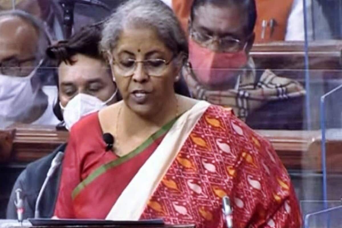 কোন জিনিসের দাম কমল এবং কোন জিনিসের দাম বাড়ল। যে কোনও বাজেটে সাধারণ মানুষের কাছে এগুলিই সবচেয়ে বেশি গুরুত্বপূ্র্ণ৷ ২০২১ বাজেট পেশ করলেন অর্থমন্ত্রী নির্মলা সীতারমন৷ খুব স্বাভাবিকভাবে সকলের নজর থাকে এই বিষয়ের প্রতি৷ জিএসটি লাগু হওয়ার পর থেকে নিত্যদিনের প্রয়োজনীয় দ্রব্যের দামের উপর বাজেটের সেরকম প্রভাব পড়েনি ৷ এক নজরে দেখে নিন কোন কোন দ্রব্যের দাম কমল এই বাজেটে৷ কোন জিনিসের দাম কমল এবং কোন জিনিসের দাম বাড়ল। যে কোনও বাজেটে সাধারণ মানুষের কাছে এগুলিই সবচেয়ে বেশি গুরুত্বপূ্র্ণ৷ ২০২১ বাজেট পেশ করলেন অর্থমন্ত্রী নির্মলা সীতারমন৷ খুব স্বাভাবিকভাবে সকলের নজর থাকে এই বিষয়ের প্রতি৷ জিএসটি লাগু হওয়ার পর থেকে নিত্যদিনের প্রয়োজনীয় দ্রব্যের দামের উপর বাজেটের সেরকম প্রভাব পড়েনি ৷ এক নজরে দেখে নিন কোন কোন দ্রব্যের দাম কমল এই বাজেটে৷