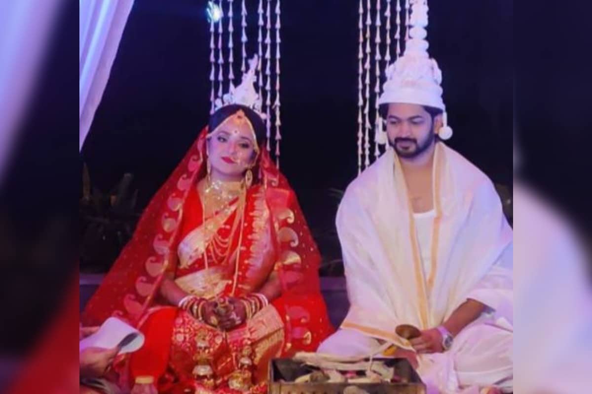 টলিপাড়ায় বিয়ের মরশুম। একের পর এক তারকা জুটি বিয়ের পিঁড়িতে বসছেন। বুধবার সাতপাকে বাঁধা পড়লেন অভিনেতা মিমি দত্ত ও ওম সাহানি। এই টেলি তারকাজুটির বিয়ে নিয়ে বহুদিন আগে থেকেই বিনোদন জগতে উত্তেজনা তৈরি হয়েছিল। অবশেষে গতকাল বিয়ে করলেন তাঁরা। ওম-মিমির বিয়েতে বসেছিল চাঁদের হাট। দেখে নেওয়া যাক কোন কোন তারকা এলেন তাঁদের বিয়েতে। টলিপাড়ায় বিয়ের মরশুম। একের পর এক তারকা জুটি বিয়ের পিঁড়িতে বসছেন। বুধবার সাতপাকে বাঁধা পড়লেন অভিনেতা মিমি দত্ত ও ওম সাহানি। এই টেলি তারকাজুটির বিয়ে নিয়ে বহুদিন আগে থেকেই বিনোদন জগতে উত্তেজনা তৈরি হয়েছিল। অবশেষে গতকাল বিয়ে করলেন তাঁরা। ওম-মিমির বিয়েতে বসেছিল চাঁদের হাট। দেখে নেওয়া যাক কোন কোন তারকা এলেন তাঁদের বিয়েতে।
