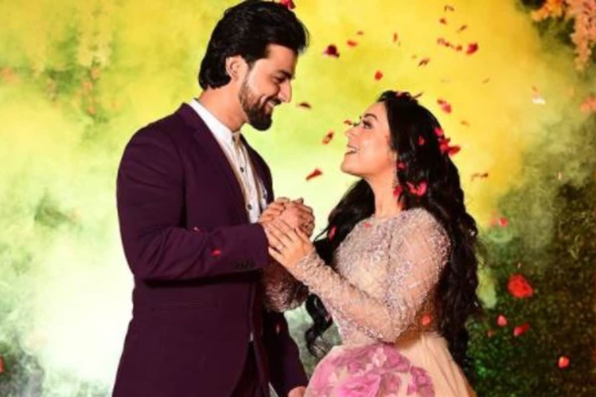 টলিউডে এখন বিয়ের মরশুম। একের পর এক তারকা জুটি বিয়ের পিঁড়িতে বসছেন। যাকে এক কথায় বলে লাভ ইজ ইন দি এয়ার। সদ্যই বিয়ে সেরেছেন টলিউডের ইমন-নীলাঞ্জন, নীল-তৃণা, ওম-মিমিরা। এবার সেই খাতায় নাম লেখাবেন ছোট পর্দার হিট জুটি প্রমিতা চক্রবর্তী ও রুদ্রজিৎ মুখোপাধ্যায়। রবিবার রাতে অর্থাৎ প্রেম দিবসেই সেরে ফেললেন সবচেয়ে জরুরি কাজটি। টলিউডে এখন বিয়ের মরশুম। একের পর এক তারকা জুটি বিয়ের পিঁড়িতে বসছেন। যাকে এক কথায় বলে লাভ ইজ ইন দি এয়ার। সদ্যই বিয়ে সেরেছেন টলিউডের ইমন-নীলাঞ্জন, নীল-তৃণা, ওম-মিমিরা। এবার সেই খাতায় নাম লেখাবেন ছোট পর্দার হিট জুটি প্রমিতা চক্রবর্তী ও রুদ্রজিৎ মুখোপাধ্যায়। রবিবার রাতে অর্থাৎ প্রেম দিবসেই সেরে ফেললেন সবচেয়ে জরুরি কাজটি।