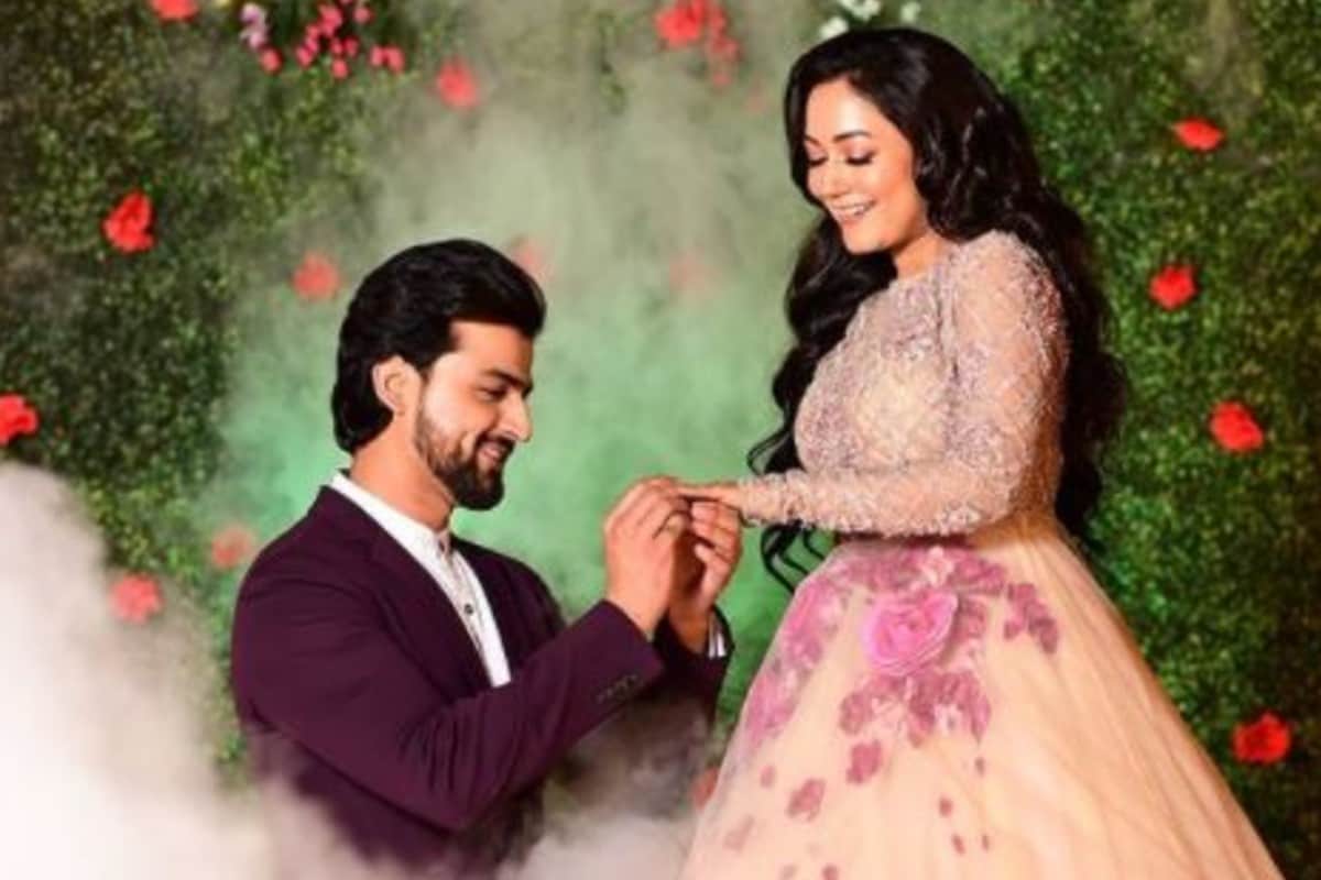 ভ্যালেন্টাইনস ডে মানেই, সারাবছরের প্রেমকে উদযাপন করে নেওয়ার দিন। সঙ্গীর সঙ্গে নানা ভাবে দিনটিকে স্মরণীয় করে তোলেন যুগলরা। আর তাই এইদিনটিকেই বেছে নিয়েছেন প্রমিতা রুদ্রজিৎ। এই দিনই আইনি মতে পাকাপাকি ভাবে ঘর বাঁধলেন তারকা জুটি। আইনি মতে বিয়ে সারলেন তাঁরা। ভ্যালেন্টাইনস ডে মানেই, সারাবছরের প্রেমকে উদযাপন করে নেওয়ার দিন। সঙ্গীর সঙ্গে নানা ভাবে দিনটিকে স্মরণীয় করে তোলেন যুগলরা। আর তাই এইদিনটিকেই বেছে নিয়েছেন প্রমিতা রুদ্রজিৎ। এই দিনই আইনি মতে পাকাপাকি ভাবে ঘর বাঁধলেন তারকা জুটি। আইনি মতে বিয়ে সারলেন তাঁরা।