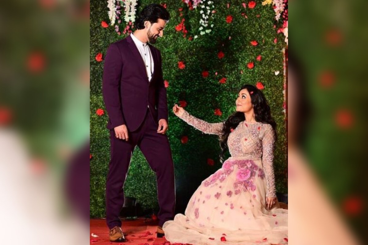 এইদিনই একেবারে রূপকথার গল্পের মতোই পরস্পরের আঙুলে আংটি পরিয়ে দিলেন প্রমিতা ও রুদ্রজিৎ। এনগেজমেন্টের ছবি শেয়ার করে রুদ্রজিৎ লিখেছেন যে তিনি লক্ষ বছর প্রমিতার সঙ্গে কাটাতে চান। তাঁর কথায়, এই স্বর্গীয় প্রেমের কাহিনির শুরু হয়ে গেল। এখন তুমি সারাজীবনের জন্য আমার হয়ে গেলে। এইদিনই একেবারে রূপকথার গল্পের মতোই পরস্পরের আঙুলে আংটি পরিয়ে দিলেন প্রমিতা ও রুদ্রজিৎ। এনগেজমেন্টের ছবি শেয়ার করে রুদ্রজিৎ লিখেছেন যে তিনি লক্ষ বছর প্রমিতার সঙ্গে কাটাতে চান। তাঁর কথায়, এই স্বর্গীয় প্রেমের কাহিনির শুরু হয়ে গেল। এখন তুমি সারাজীবনের জন্য আমার হয়ে গেলে।