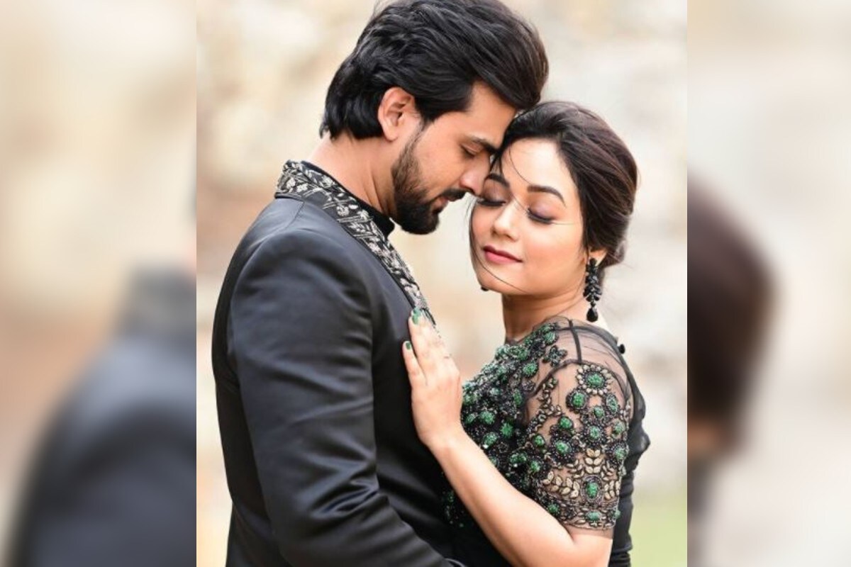 প্রমিতাও ছবি শেয়ার করে ক্যাপশনে লিখেছেন, অবশেষে আমি ও তুমি একসঙ্গে। এনগেজমেন্টের কিছু আগেই একটি ছবি শেয়ার করে জানিয়েছিলেন আর কিছু মাত্র সময় বাকি। তার পরেই সারা জীবনের জন্য পরস্পরের হয়ে যাবেন। কাউন্টডাউন চলছিল বিগত কয়েক দিন ধরেই। প্রমিতাও ছবি শেয়ার করে ক্যাপশনে লিখেছেন, অবশেষে আমি ও তুমি একসঙ্গে। এনগেজমেন্টের কিছু আগেই একটি ছবি শেয়ার করে জানিয়েছিলেন আর কিছু মাত্র সময় বাকি। তার পরেই সারা জীবনের জন্য পরস্পরের হয়ে যাবেন। কাউন্টডাউন চলছিল বিগত কয়েক দিন ধরেই।