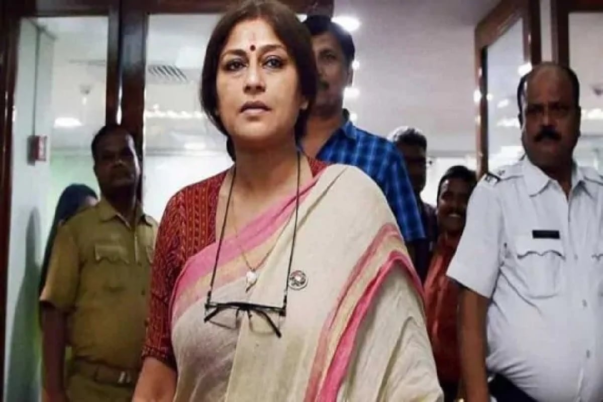রাজ্য রাজনীতিতে প্রতিপক্ষের বিরুদ্ধে নানা ধরনের ষড়যন্ত্রের অভিযোগ হামেশাই করেন রাজনৈতিক নেতারা৷ মিথ্যে মামলা থেকে শুরু করে মিছিলে বাধা দেওয়া, এই ধরনের অভিযোগের সঙ্গে পরিচিত বঙ্গ রাজনীতি৷ কিন্তু এবার বিজেপি নেত্রী রূপা গঙ্গোপাধ্যায় অভিযোগ করলেন, বিষাক্ত ফুল ছুড়ে তাঁর শারীরিক ক্ষতি করার চেষ্টা করা হয়েছে৷ অবশ্যই রূপার অভিযোগের তির শাসক দল তৃণমূলের দিকে৷ রাজ্য রাজনীতিতে প্রতিপক্ষের বিরুদ্ধে নানা ধরনের ষড়যন্ত্রের অভিযোগ হামেশাই করেন রাজনৈতিক নেতারা৷ মিথ্যে মামলা থেকে শুরু করে মিছিলে বাধা দেওয়া, এই ধরনের অভিযোগের সঙ্গে পরিচিত বঙ্গ রাজনীতি৷ কিন্তু এবার বিজেপি নেত্রী রূপা গঙ্গোপাধ্যায় অভিযোগ করলেন, বিষাক্ত ফুল ছুড়ে তাঁর শারীরিক ক্ষতি করার চেষ্টা করা হয়েছে৷ অবশ্যই রূপার অভিযোগের তির শাসক দল তৃণমূলের দিকে৷