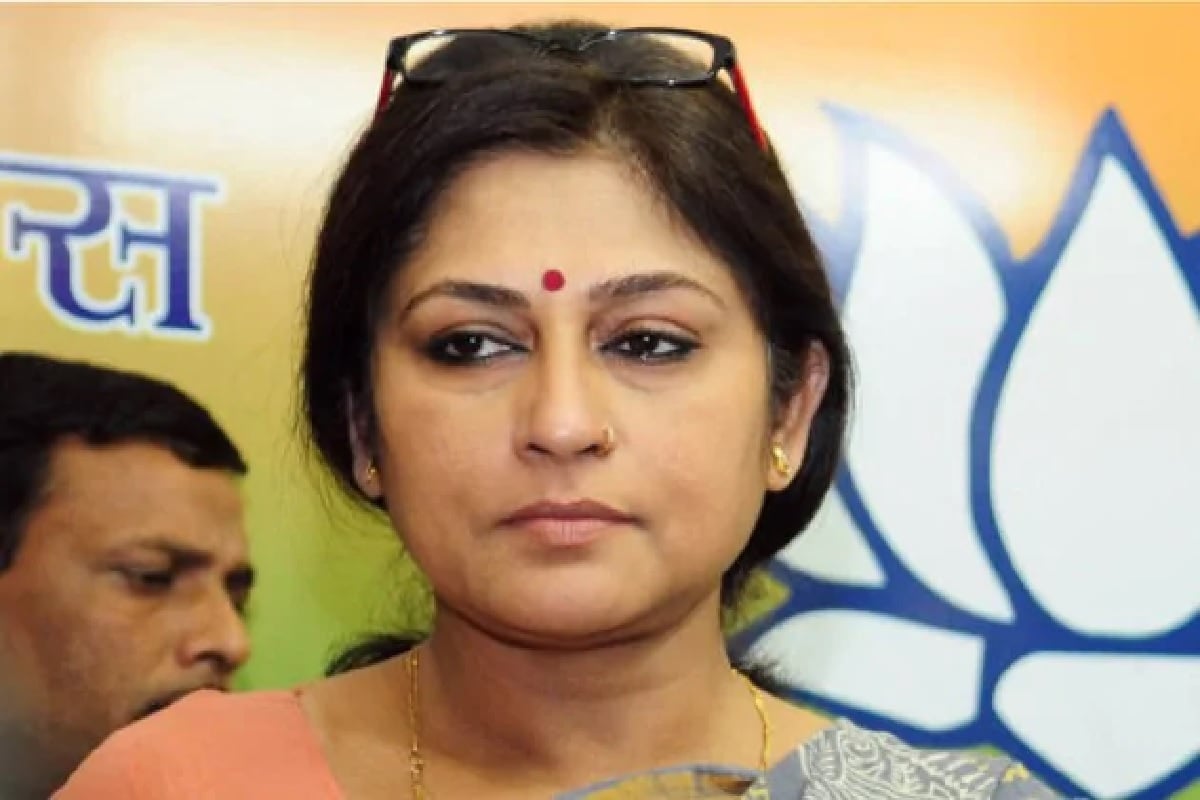 রূপা গঙ্গোপাধ্যায় বলেন, 'ভিড়ের মধ্যে থেকে কেউ একজন বড় একটা ফুল ছোড়ে৷ ফুলের মধ্যে বিষ বা রাসায়ণিক কিছু মেশানো ছিল৷ আমি যেহেতু মুখটা নিচু করেছিলাম তাই মুখে না লেগে গলার কাছে ফুলটা লেগে ফোস্কা পড়ে গিয়েছে৷' রূপা গঙ্গোপাধ্যায় বলেন, 'ভিড়ের মধ্যে থেকে কেউ একজন বড় একটা ফুল ছোড়ে৷ ফুলের মধ্যে বিষ বা রাসায়ণিক কিছু মেশানো ছিল৷ আমি যেহেতু মুখটা নিচু করেছিলাম তাই মুখে না লেগে গলার কাছে ফুলটা লেগে ফোস্কা পড়ে গিয়েছে৷'