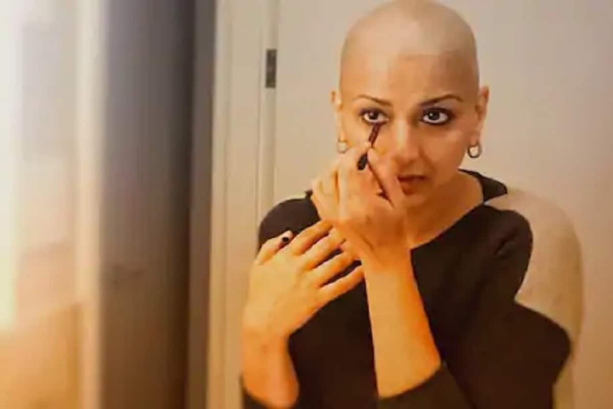 কেমোথেরাপির কারণে চুল পড়ে গিয়েছিল। সেটাকেই স্টাইল স্টেটমেন্ট বানিয়ে ফেলেন সোনালি। কী ভাবে জিতলেন এতবড় যুদ্ধ, সোনালি বলেন, মনোবল আর জিতে ফেরার তাগিদ। সোনালি সোশ্যাল মিডিয়ায় দারুণ সক্রিয়। প্রায় প্রতিদিন নিজের জীবনযাপনের নানা মুহূর্তের ছবি দেন তিনি। মুখের হাসিটা আজও সেই নব্বইয়ের ঝড় তোলা তন্বীর মতোই, আর সেটাই বাঁচার মূল মন্ত্র। কেমোথেরাপির কারণে চুল পড়ে গিয়েছিল। সেটাকেই স্টাইল স্টেটমেন্ট বানিয়ে ফেলেন সোনালি। কী ভাবে জিতলেন এতবড় যুদ্ধ, সোনালি বলেন, মনোবল আর জিতে ফেরার তাগিদ। সোনালি সোশ্যাল মিডিয়ায় দারুণ সক্রিয়। প্রায় প্রতিদিন নিজের জীবনযাপনের নানা মুহূর্তের ছবি দেন তিনি। মুখের হাসিটা আজও সেই নব্বইয়ের ঝড় তোলা তন্বীর মতোই, আর সেটাই বাঁচার মূল মন্ত্র।