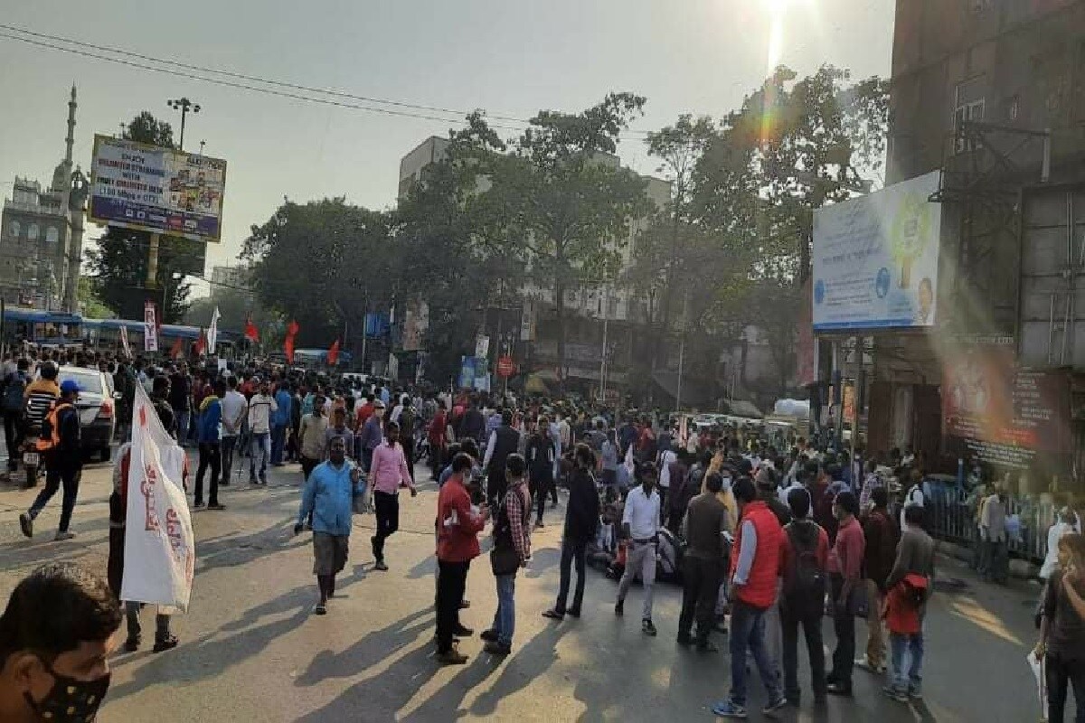 যদিও মৌলালিতেও কিছুক্ষণ পর লাঠিচার্জ করে পথ অবরোধ তুলে দেয় পুলিশ৷ ফলে সেখানে আবার নতুন করে উত্তেজনা ছড়ায়৷Photo-Facebook যদিও মৌলালিতেও কিছুক্ষণ পর লাঠিচার্জ করে পথ অবরোধ তুলে দেয় পুলিশ৷ ফলে সেখানে আবার নতুন করে উত্তেজনা ছড়ায়৷Photo-Facebook