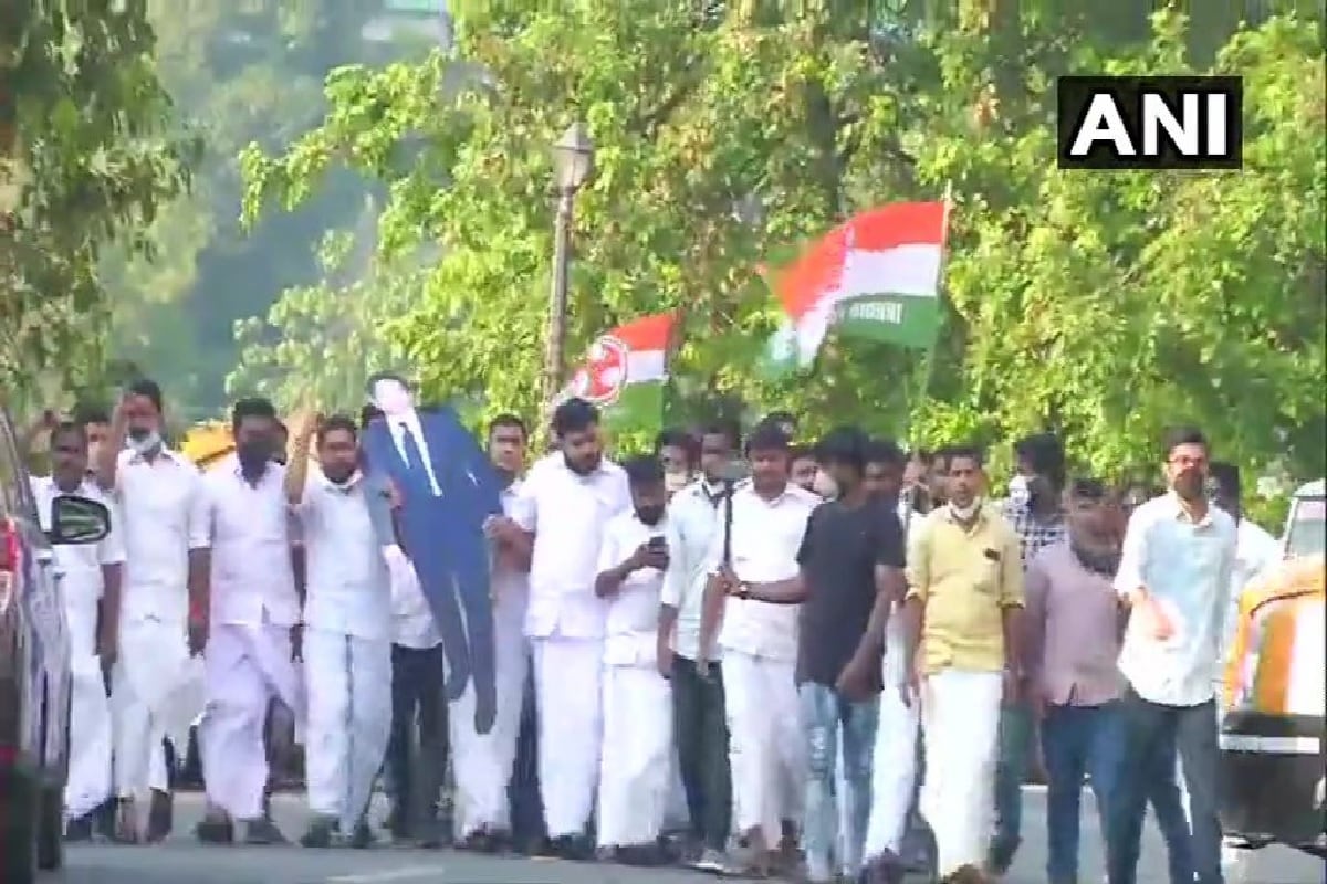 গত বুধবার কৃষক আন্দোলনের ইস্যুতে ট্যুইট করেছিলেন সচিন৷ এই ট্যুইট বার্তায় আসলে সচিন কেন্দ্রীয় সরকারের পাশে দাঁড়ানোরই বার্তা দিয়েছেন বলে অভিযোগ যুব কংগ্রেস কর্মীদের৷ সচিনের কাট আউট নিয়ে মিছিল করেন যুব কংগ্রেস কর্মীরা৷ তার পর কিংবদন্তি ক্রিকেটারের ছবি কালো তেল ঢালা হয়৷Photo-ANI গত বুধবার কৃষক আন্দোলনের ইস্যুতে ট্যুইট করেছিলেন সচিন৷ এই ট্যুইট বার্তায় আসলে সচিন কেন্দ্রীয় সরকারের পাশে দাঁড়ানোরই বার্তা দিয়েছেন বলে অভিযোগ যুব কংগ্রেস কর্মীদের৷ সচিনের কাট আউট নিয়ে মিছিল করেন যুব কংগ্রেস কর্মীরা৷ তার পর কিংবদন্তি ক্রিকেটারের ছবি কালো তেল ঢালা হয়৷Photo-ANI