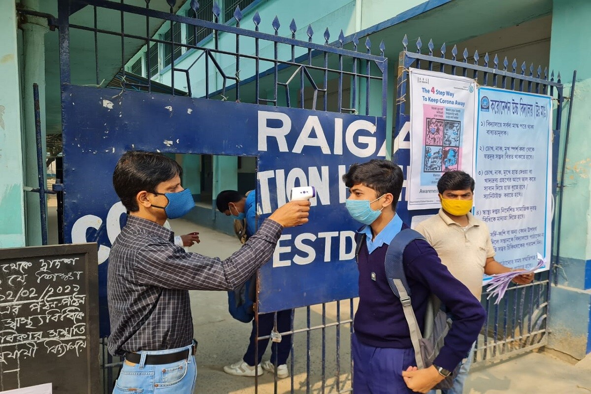 রায়গঞ্জ করোনেশন স্কুলে নবম থেকে দ্বাদশ শ্রেণি পর্যন্ত কয়েকশো ছাত্রছাত্রী রয়েছে৷ ভিড় এড়াতে তাদের ঘুরিয়ে ফিরিয়ে স্কুলে আসতে বলা হয়েছে৷ যাতে একই দিনে স্কুলে বেশি পড়ুয়ার ভিড় না হয়৷ Info and Photo- Somraj Bandopadhyay রায়গঞ্জ করোনেশন স্কুলে নবম থেকে দ্বাদশ শ্রেণি পর্যন্ত কয়েকশো ছাত্রছাত্রী রয়েছে৷ ভিড় এড়াতে তাদের ঘুরিয়ে ফিরিয়ে স্কুলে আসতে বলা হয়েছে৷ যাতে একই দিনে স্কুলে বেশি পড়ুয়ার ভিড় না হয়৷ Info and Photo- Somraj Bandopadhyay