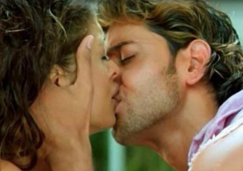 *ঐশ্বর্য রাই বচ্চন (Aishwarya Rai Bachchan)। তাঁর সৌন্দর্য নিয়ে আলাদা করে কিছু বলার নেই। ধুম ২ (Dhoom 2) সিনেমায় হৃতিক রোশনের (Hrithik Roshan) সঙ্গে চুম্বন দৃশ্যে দেখা যায় নায়িকাকে। দু'জনের ইনটেন্স রোম্যান্স নজর কেড়েছিল দর্শকদের। *ঐশ্বর্য রাই বচ্চন (Aishwarya Rai Bachchan)। তাঁর সৌন্দর্য নিয়ে আলাদা করে কিছু বলার নেই। ধুম ২ (Dhoom 2) সিনেমায় হৃতিক রোশনের (Hrithik Roshan) সঙ্গে চুম্বন দৃশ্যে দেখা যায় নায়িকাকে। দু'জনের ইনটেন্স রোম্যান্স নজর কেড়েছিল দর্শকদের।