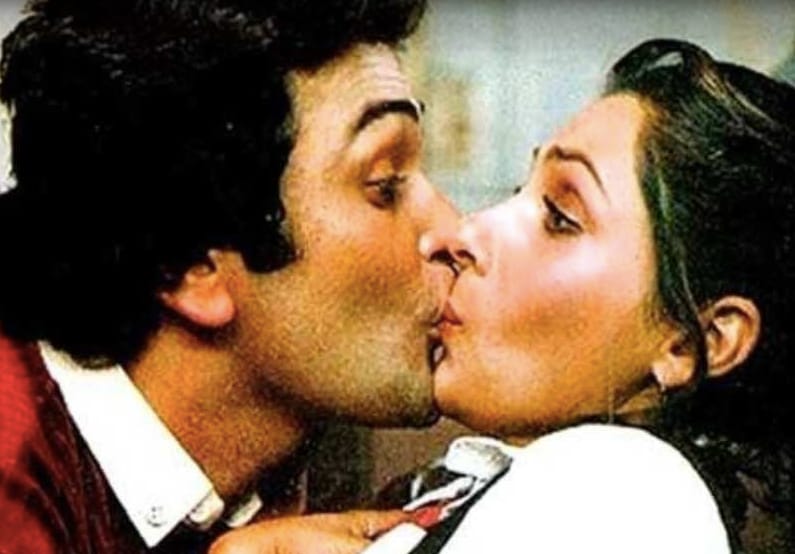 *ববি (Bobby)। ঋষি কাপুর (Rishi Kapoor) ও ডিম্পল কাপাডিয়ার (Dimple Kapadia) ডেবিউ সিনেমা। সেই সময়ে বেশ জনপ্রিয় হয়েছিল ছবিটি। ছবিতে ঋষি কাপুর ও ডিম্পল কাপাডিয়ার একটি চুম্বন দৃশ্য ঘিরে বলিউডে সাড়া পড়ে যায়। দু'জনের সম্পর্ক নিয়েও গুঞ্জন শুরু হয়। পরে ১৯৮৫ সালে মুক্তিপ্রাপ্ত সাগর (Saagar) সিনেমাতেও দু'জনকে চুম্বন দৃশ্যে দেখা যায়। *ববি (Bobby)। ঋষি কাপুর (Rishi Kapoor) ও ডিম্পল কাপাডিয়ার (Dimple Kapadia) ডেবিউ সিনেমা। সেই সময়ে বেশ জনপ্রিয় হয়েছিল ছবিটি। ছবিতে ঋষি কাপুর ও ডিম্পল কাপাডিয়ার একটি চুম্বন দৃশ্য ঘিরে বলিউডে সাড়া পড়ে যায়। দু'জনের সম্পর্ক নিয়েও গুঞ্জন শুরু হয়। পরে ১৯৮৫ সালে মুক্তিপ্রাপ্ত সাগর (Saagar) সিনেমাতেও দু'জনকে চুম্বন দৃশ্যে দেখা যায়।
