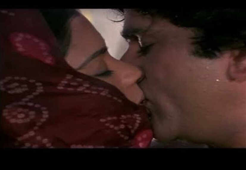 *জিনত আমন (Zeenat Aman) তৎকালীন সময়ে বলিউডের অন্যতম বোল্ড নায়িকা ছিলেন। মানুষজন রীতিমতো পাগল ছিলেন জিনতের জন্য। সত্যম শিবম সুন্দরম সিনেমায় (Satyam Shivam Sundaram) সিনেমায় শশী কাপুর ( Shashi Kapoor) ও জিনত আমনের একটি চুম্বনের দৃশ্য দেশ জুড়ে সাড়া ফেলে দেয়। কারণ সাতের দশকের শেষের দিক, সেই সময়ে এই ধরনের দৃশ্যের জন্য প্রস্তুত ছিলেন না মানুষজন।