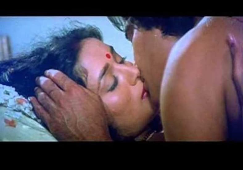 *এক সময়ে বলিউডের সেনসেশন ছিলেন মাধুরী দীক্ষিত নেনে (Madhuri Dixit Nene)। কেরিয়ারের প্রথমের দিক। মাধুরী তখন রূপোলি পর্দায় জনপ্রিয় হয়ে উঠেছেন। অনেকটা সিনিয়র বিনোদ খান্নার (Vinod Khanna) সঙ্গে এক অন্তরঙ্গ দৃশ্যে নজর কেড়েছিলেন মাধুরী। *এক সময়ে বলিউডের সেনসেশন ছিলেন মাধুরী দীক্ষিত নেনে (Madhuri Dixit Nene)। কেরিয়ারের প্রথমের দিক। মাধুরী তখন রূপোলি পর্দায় জনপ্রিয় হয়ে উঠেছেন। অনেকটা সিনিয়র বিনোদ খান্নার (Vinod Khanna) সঙ্গে এক অন্তরঙ্গ দৃশ্যে নজর কেড়েছিলেন মাধুরী।