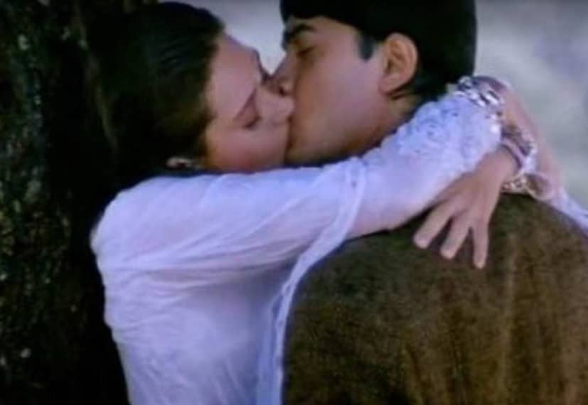 *রাজা হিন্দুস্থানি (Raja Hindustani)। তৎকালীন সময়ে বক্স অফিসে সাফল্য পেয়েছিল এই সিনেমা। একটি রোম্যান্টিক দৃশ্যে এক মিনিটেরও বেশি সময় ধরে চুম্বন করতে দেখা যায় আমির খান (Aamir Khan) ও করিশমা কাপুরকে (Karishma Kapoor)। যা আজও চর্চার বিষয় হয়ে ওঠে।