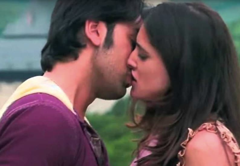 *রকস্টার (Rockstar)। পুরো ছবি জুড়ে দুরন্ত অভিনয় করেছিলেন রণবীর কাপুর (Ranbir Kapoor)। এক কথায় বলতে গেলে, নিজের জাত চিনিয়ে দিয়েছিলেন তিনি। ছবিতে নারগিস ফখরির (Nargis Fakhri) সঙ্গে রণবীরের রোম্যান্স চোখে পড়ার মতো। বিশেষ করে জর্ডনের সেই চুম্বনের দৃশ্য আজও ভোলা যায় না। *রকস্টার (Rockstar)। পুরো ছবি জুড়ে দুরন্ত অভিনয় করেছিলেন রণবীর কাপুর (Ranbir Kapoor)। এক কথায় বলতে গেলে, নিজের জাত চিনিয়ে দিয়েছিলেন তিনি। ছবিতে নারগিস ফখরির (Nargis Fakhri) সঙ্গে রণবীরের রোম্যান্স চোখে পড়ার মতো। বিশেষ করে জর্ডনের সেই চুম্বনের দৃশ্য আজও ভোলা যায় না।