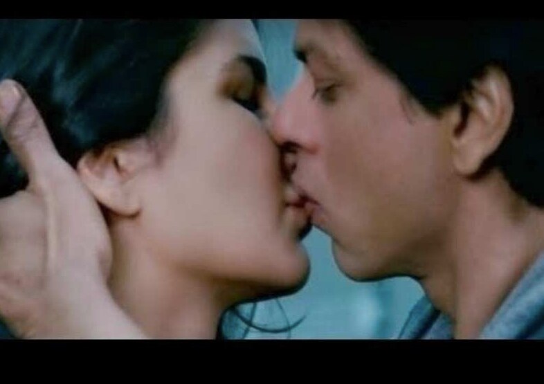 *জব তক হ্যায় জান (Jab Tak Hai Jaan)। রোম্যান্সের জাদুকর শাহরুখ খান (Shah Rukh Khan) এই সিনেমাতেও অনবদ্য। ছবিতে ক্যাটরিনা কাইফকে (Katrina Kaif) কিস করেছিলেন বলিউডের কিং খান। আর অন স্ক্রিনে এটাই ছিল তাঁর প্রথম কিস। দর্শকদের মন জিতে নিয়েছিল শাহরুখ-ক্যাটরিনার রোম্যান্স। *জব তক হ্যায় জান (Jab Tak Hai Jaan)। রোম্যান্সের জাদুকর শাহরুখ খান (Shah Rukh Khan) এই সিনেমাতেও অনবদ্য। ছবিতে ক্যাটরিনা কাইফকে (Katrina Kaif) কিস করেছিলেন বলিউডের কিং খান। আর অন স্ক্রিনে এটাই ছিল তাঁর প্রথম কিস। দর্শকদের মন জিতে নিয়েছিল শাহরুখ-ক্যাটরিনার রোম্যান্স।
