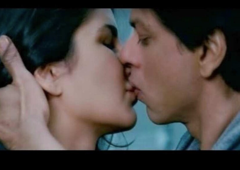 *জব তক হ্যায় জান (Jab Tak Hai Jaan)। রোম্যান্সের জাদুকর শাহরুখ খান (Shah Rukh Khan) এই সিনেমাতেও অনবদ্য। ছবিতে ক্যাটরিনা কাইফকে (Katrina Kaif) কিস করেছিলেন বলিউডের কিং খান। আর অন স্ক্রিনে এটাই ছিল তাঁর প্রথম কিস। দর্শকদের মন জিতে নিয়েছিল শাহরুখ-ক্যাটরিনার রোম্যান্স।