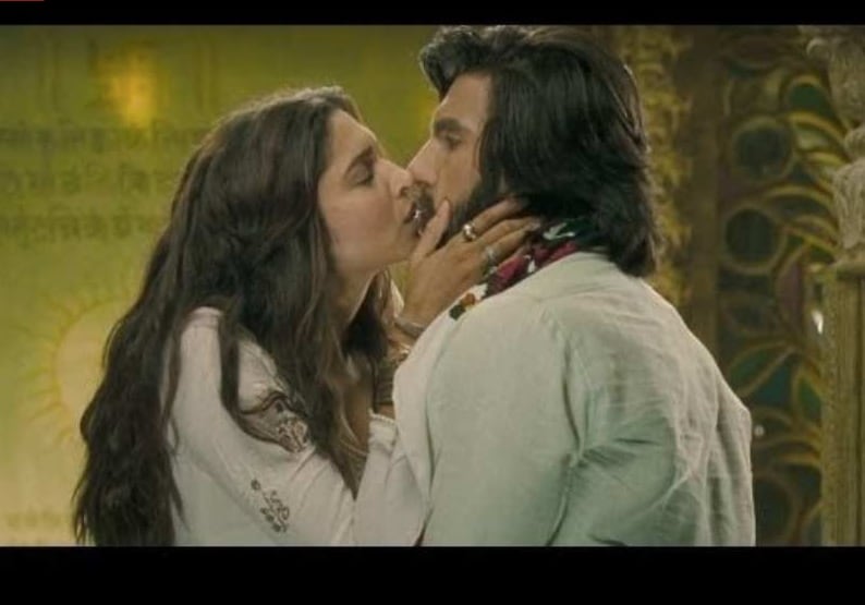 *গোলিয়োঁ কি রাসলীলা রামলীলা (Goliyon Ki Rasleela Ram-Leela) ছবির অন্তরঙ্গ দৃশ্য নিয়ে একাধিক বিতর্ক হয়েছিল। তবে সব কিছুর মাঝেই সঞ্জয় লীলা বনশালির এই ছবিতে দীপিকা পাড়ুকোন ((Deepika Padukone ) ও রণবীর সিংয়ের (Ranveer Singh) কেমিস্ট্রি দর্শকদের নজর কেড়েছিল। রণরীর-দীপিকার চুম্বনের দৃশ্য এতটাই জীবন্ত ছিল যে, দেখে বোঝার উপায় ছিল না তাঁরা অভিনয় করছেন! *গোলিয়োঁ কি রাসলীলা রামলীলা (Goliyon Ki Rasleela Ram-Leela) ছবির অন্তরঙ্গ দৃশ্য নিয়ে একাধিক বিতর্ক হয়েছিল। তবে সব কিছুর মাঝেই সঞ্জয় লীলা বনশালির এই ছবিতে দীপিকা পাড়ুকোন ((Deepika Padukone ) ও রণবীর সিংয়ের (Ranveer Singh) কেমিস্ট্রি দর্শকদের নজর কেড়েছিল। রণরীর-দীপিকার চুম্বনের দৃশ্য এতটাই জীবন্ত ছিল যে, দেখে বোঝার উপায় ছিল না তাঁরা অভিনয় করছেন!