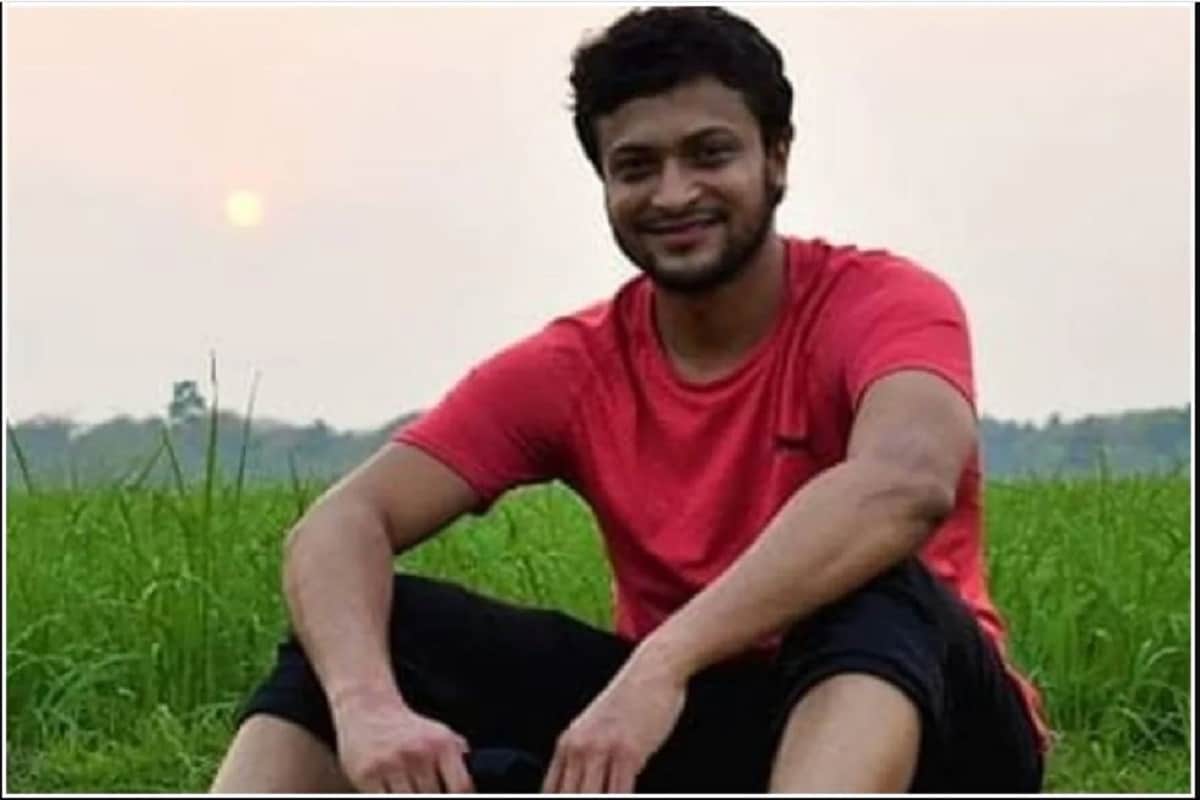 বাংলাদেশের অলরাউন্ডাক শাকিব আল হাসানের নির্বাসন শেষ হয়ে গেছে৷ শাকিব ফিরে আসছেন আর তিনি নিজের জন্য ফিরে আসার সময়েও বেস প্রাইস রেখেছেন ২ কোটি টাকা৷ কলকাতা ও সানরাইজার্সের জার্সিতে খেলেছেন বাংলাদেশের এই তারকা অলরাউন্ডার৷ তাঁর জন্য একাধিক দল নিলামে লড়তে পারে৷ তিনি থাকা দক্ষিণ আফ্রিকার বাঁ হাতি কলিন ইনগ্রামও নিজের বেস প্রইস ২ কোটি টাকাই হেঁকেছেন৷ (Shakib Al Hasan/Instagram) বাংলাদেশের অলরাউন্ডাক শাকিব আল হাসানের নির্বাসন শেষ হয়ে গেছে৷ শাকিব ফিরে আসছেন আর তিনি নিজের জন্য ফিরে আসার সময়েও বেস প্রাইস রেখেছেন ২ কোটি টাকা৷ কলকাতা ও সানরাইজার্সের জার্সিতে খেলেছেন বাংলাদেশের এই তারকা অলরাউন্ডার৷ তাঁর জন্য একাধিক দল নিলামে লড়তে পারে৷ তিনি থাকা দক্ষিণ আফ্রিকার বাঁ হাতি কলিন ইনগ্রামও নিজের বেস প্রইস ২ কোটি টাকাই হেঁকেছেন৷ (Shakib Al Hasan/Instagram)