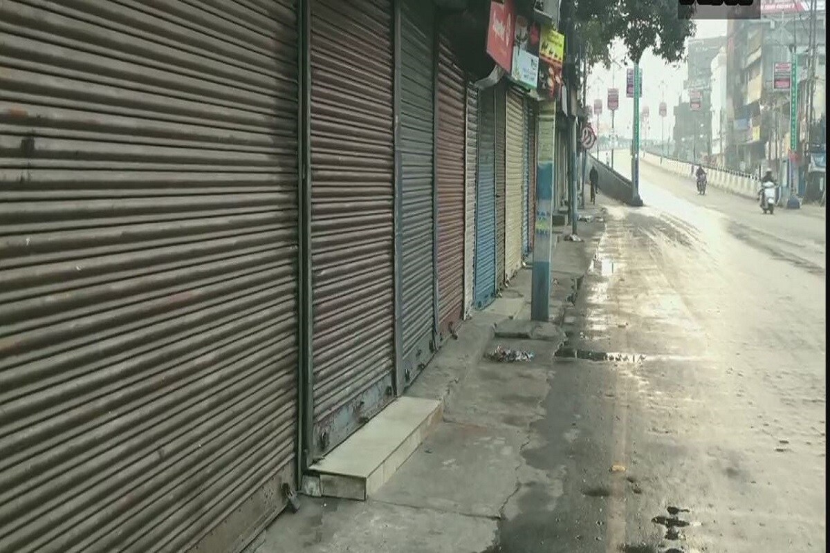 বামেদের ১২ ঘণ্টার বাংলা বনধে সকাল থেকে ভাল প্রভাব পড়েছে শিলিগুড়িতে৷ রাস্তাঘাট ছিল ফাঁকা, বন্ধ রয়েছে অধিকাংশ দোকান৷Photo-ANI বামেদের ১২ ঘণ্টার বাংলা বনধে সকাল থেকে ভাল প্রভাব পড়েছে শিলিগুড়িতে৷ রাস্তাঘাট ছিল ফাঁকা, বন্ধ রয়েছে অধিকাংশ দোকান৷Photo-ANI