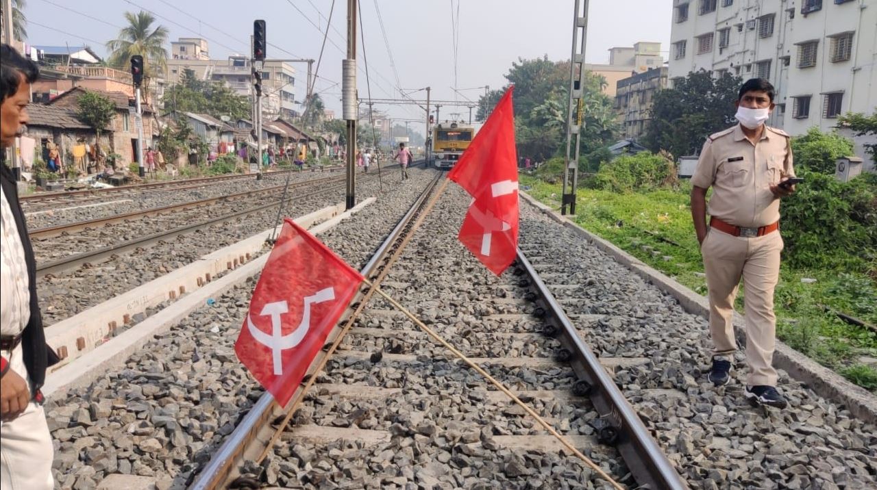 উত্তর চব্বিশ পরগণার কাঁচরাপাড়া, দমদম ক্যান্টনমেন্ট. বামনগাছি, শিয়ালদহ দক্ষিণ শাখার যাদবপুর সহ বেশ কয়েকটি জায়গায় রেল অবরোধ করেন বনধ সমর্থকরা৷ উত্তর চব্বিশ পরগণার কাঁচরাপাড়া, দমদম ক্যান্টনমেন্ট. বামনগাছি, শিয়ালদহ দক্ষিণ শাখার যাদবপুর সহ বেশ কয়েকটি জায়গায় রেল অবরোধ করেন বনধ সমর্থকরা৷