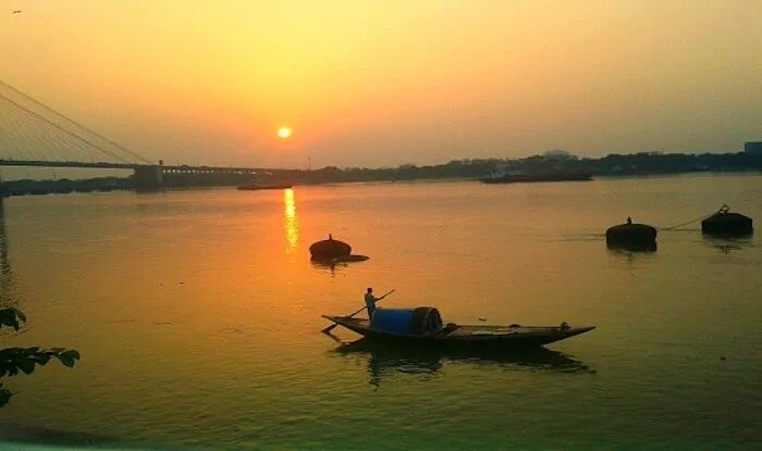 • কলকাতা-সহ দক্ষিণবঙ্গের তাপমাত্রা বাড়বে। আগামী ৪৮ ঘণ্টায় কিছুটা উত্তর-পশ্চিম বাতাসের প্রভাব থাকলেও সোমবার থেকে পূবালী হাওয়ার দাপট বাড়বে। এখনও উত্তর-পশ্চিম হওয়া কিছুটা থাকায় জেলায় জেলায় শীতের আমেজ সকালের দিকে থাকবে। কলকাতায় শীত কার্যত উধাও। আগামী তিন চার দিনে দিন ও রাতের তাপমাত্রা স্বাভাবিকের থেকে ২ থেকে ৪ ডিগ্রি উপরে থাকবে। • কলকাতা-সহ দক্ষিণবঙ্গের তাপমাত্রা বাড়বে। আগামী ৪৮ ঘণ্টায় কিছুটা উত্তর-পশ্চিম বাতাসের প্রভাব থাকলেও সোমবার থেকে পূবালী হাওয়ার দাপট বাড়বে। এখনও উত্তর-পশ্চিম হওয়া কিছুটা থাকায় জেলায় জেলায় শীতের আমেজ সকালের দিকে থাকবে। কলকাতায় শীত কার্যত উধাও। আগামী তিন চার দিনে দিন ও রাতের তাপমাত্রা স্বাভাবিকের থেকে ২ থেকে ৪ ডিগ্রি উপরে থাকবে।