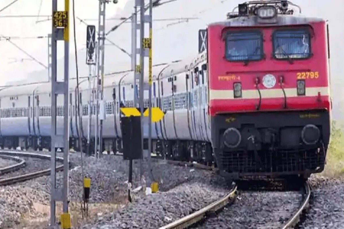 ৩. পয়লা মার্চ থেকে চলবে একাধিক স্পেশ্যাল ট্রেন - ভারতীয় রেলের তরফে ঘোষণা করা হয়েছে যে ১ মার্চ থেকে একাধিক স্পেশ্যাল ট্রেন চালু করা হবে ৷ এর জেরে সবচেয়ে সুবিধা হবে বিহার ও উত্তরপ্রদেশের বাসিন্দাদের ৷ এছাড়া পশ্চিম রেলের বিভিন্ন রুটে ১১ জোড়া অর্থাৎ ২২টি নতুন ট্রেন চালানোর সিদ্ধান্ত নেওয়া হয়েছে ৷ এই ট্রেন দিল্লি, মধ্যপ্রদেশ, মুম্বই-সহ একাধিক রুটের মধ্যে চলবে ৷ এর মধ্যে বেশ কিছু ট্রেন ইতিমধ্যেই চালু করে দেওয়া হয়েছে ৷ বাকি ট্রেন ১ মার্চ থেকে চালু করা হবে ৷ ৩. পয়লা মার্চ থেকে চলবে একাধিক স্পেশ্যাল ট্রেন - ভারতীয় রেলের তরফে ঘোষণা করা হয়েছে যে ১ মার্চ থেকে একাধিক স্পেশ্যাল ট্রেন চালু করা হবে ৷ এর জেরে সবচেয়ে সুবিধা হবে বিহার ও উত্তরপ্রদেশের বাসিন্দাদের ৷ এছাড়া পশ্চিম রেলের বিভিন্ন রুটে ১১ জোড়া অর্থাৎ ২২টি নতুন ট্রেন চালানোর সিদ্ধান্ত নেওয়া হয়েছে ৷ এই ট্রেন দিল্লি, মধ্যপ্রদেশ, মুম্বই-সহ একাধিক রুটের মধ্যে চলবে ৷ এর মধ্যে বেশ কিছু ট্রেন ইতিমধ্যেই চালু করে দেওয়া হয়েছে ৷ বাকি ট্রেন ১ মার্চ থেকে চালু করা হবে ৷