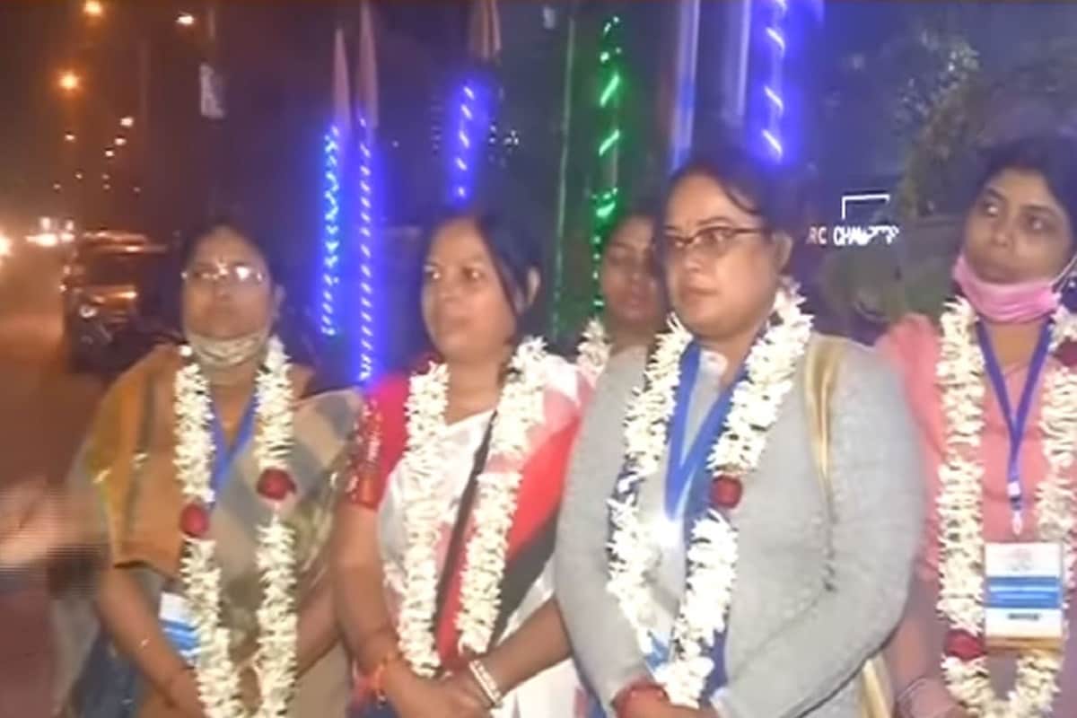 বিক্ষোভকারী পার্শ্ব শিক্ষকরা জানিয়েছেন, শিক্ষা দফতর সহ বিভিন্ন মহলে দীর্ঘদিন ধরে বেতন কাঠামোর পরিবর্তন সহ নানা দাবিতে তদ্বির করেছেন তাঁরা৷ কিন্তু কাজের কাজ হয়নি৷ মুখ্যমন্ত্রীর সঙ্গেও দেখা করতে পারেননি সংগঠনের সদস্যরা৷ বাধ্য হয়েই তাঁরা মুখ্যমন্ত্রীর সভায় এসে তাঁর দৃষ্টি আকর্ষণের চেষ্টা করেন৷ বিক্ষোভকারী পার্শ্ব শিক্ষকরা জানিয়েছেন, শিক্ষা দফতর সহ বিভিন্ন মহলে দীর্ঘদিন ধরে বেতন কাঠামোর পরিবর্তন সহ নানা দাবিতে তদ্বির করেছেন তাঁরা৷ কিন্তু কাজের কাজ হয়নি৷ মুখ্যমন্ত্রীর সঙ্গেও দেখা করতে পারেননি সংগঠনের সদস্যরা৷ বাধ্য হয়েই তাঁরা মুখ্যমন্ত্রীর সভায় এসে তাঁর দৃষ্টি আকর্ষণের চেষ্টা করেন৷