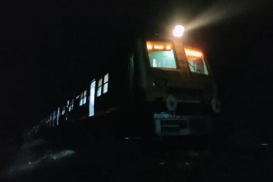 রামকৃষ্ণপুর লেভেল ক্রসিংয়ে দাঁড়িয়ে ওই নামখানা লোকাল।