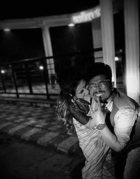 *বন্ধুর বিয়ের ছবিও শেয়ার করেছেন দু'জনে। সেখানে রয়েছে একাধিক নিজেদের ছবি। কখনও পাশাপাশি দাঁড়িয়ে মুহুর্ত ভাগ করেছেন দু'জনে, কখনও আবার স্বস্তিকার হাসিতে মজেছেন 'প্রেমিক' শোভন। প্রেমের সম্পর্ক প্রকাশের পরে এখন ছবিগুলি রীতিমতও ভাইরাল। ছবি: ইনস্টাগ্রাম।