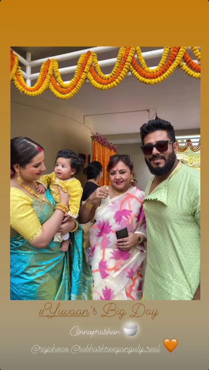 *হালিশহরে মুখেভাতের অনুষ্ঠান চলছে। উপস্থিত হয়েছেন রাজ-শুভশ্রীর নিকট আত্মীয় এবং বন্ধুরা। কিন্তু আজ সবার নজর ইউভানের দিকেই। যদিও ছোট্ট শিম্বার নজর মায়ের দিকেই। ছবি: ইনস্টাগ্রাম। *হালিশহরে মুখেভাতের অনুষ্ঠান চলছে। উপস্থিত হয়েছেন রাজ-শুভশ্রীর নিকট আত্মীয় এবং বন্ধুরা। কিন্তু আজ সবার নজর ইউভানের দিকেই। যদিও ছোট্ট শিম্বার নজর মায়ের দিকেই। ছবি: ইনস্টাগ্রাম।