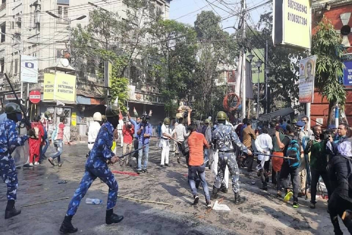 ডোরিনা ক্রসিং, কলকাতা পুরসভার সামনে, এস এন ব্যানার্জি রোড, কলেজ স্কোয়ারে দু' পক্ষে খণ্ডযুদ্ধ শুরু হয় পুলিশের৷ বিক্ষোভকারীদের ছত্রভঙ্গ করতে কাঁদানে গ্যাসও ছোড়া হয়৷ Photo-Facebook ডোরিনা ক্রসিং, কলকাতা পুরসভার সামনে, এস এন ব্যানার্জি রোড, কলেজ স্কোয়ারে দু' পক্ষে খণ্ডযুদ্ধ শুরু হয় পুলিশের৷ বিক্ষোভকারীদের ছত্রভঙ্গ করতে কাঁদানে গ্যাসও ছোড়া হয়৷ Photo-Facebook