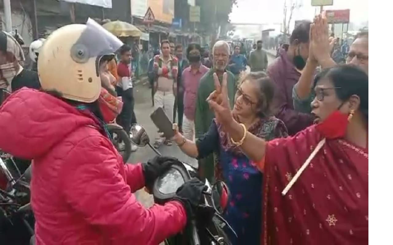 কয়েকটি জায়গায় রাস্তায় আটকে পড়া সাধারণ মানুষকে বোঝানোরও চেষ্টা করতে দেখা যায় বনধ সমর্থকদের৷ কয়েকটি জায়গায় রাস্তায় আটকে পড়া সাধারণ মানুষকে বোঝানোরও চেষ্টা করতে দেখা যায় বনধ সমর্থকদের৷