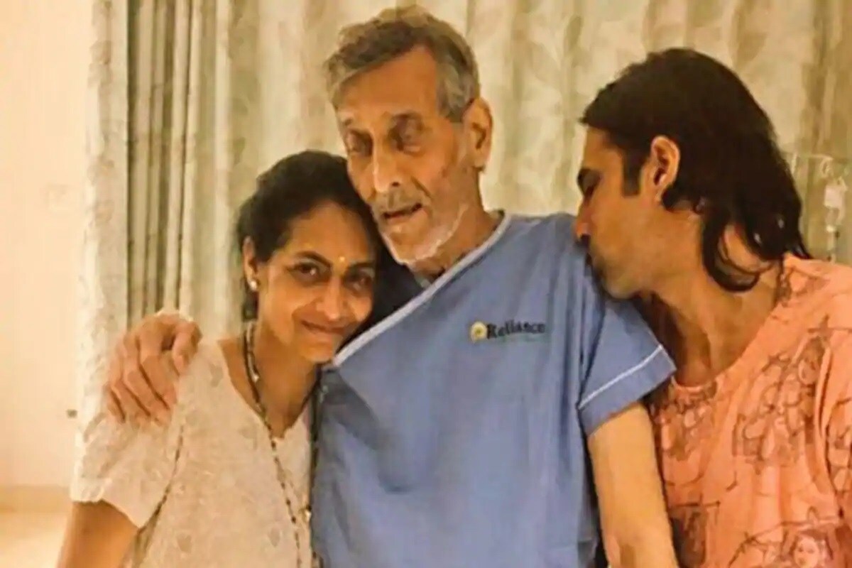 • বিনোদ খান্না- ব্লাডার ক্যান্সারে আক্রান্ত হন বিনোদ খান্না ৷ তাঁর চিকিৎসাও চলে, তবে বয়সের ভারে চিকিৎসায় সাড়া দিতে পারেনি তাঁর শরীর ৷ ৭০ বছর বয়সে তাঁর মৃত্যু হয় ৷ • বিনোদ খান্না- ব্লাডার ক্যান্সারে আক্রান্ত হন বিনোদ খান্না ৷ তাঁর চিকিৎসাও চলে, তবে বয়সের ভারে চিকিৎসায় সাড়া দিতে পারেনি তাঁর শরীর ৷ ৭০ বছর বয়সে তাঁর মৃত্যু হয় ৷