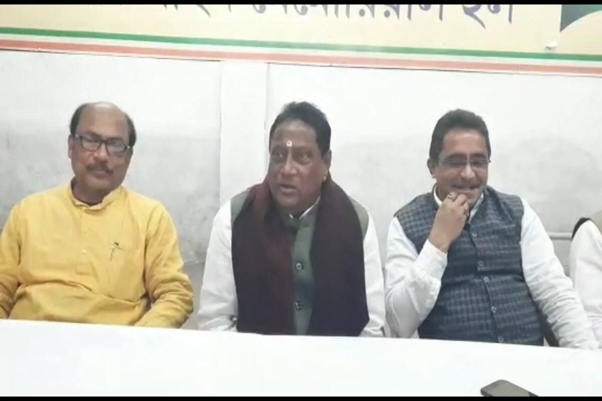 সাংবাদিক সম্মেলনে কংগ্রেস নেতা শঙ্কর মালাকার। 