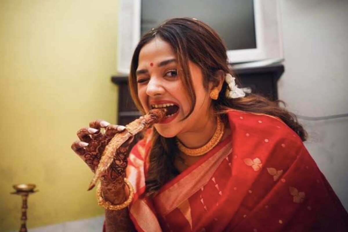 *আইবুড়োভাত, মেহেন্দি, সঙ্গীতের পর্ব মিটেছে। সেই সব গালা ইভেন্টের ছবি ওম-মিমি এবং তাঁদের বন্ধুরা শেয়ার করেছেন সোশ্যাল মিডিয়া হ্যান্ডেলে। ছবি: ইনস্টাগ্রাম। *আইবুড়োভাত, মেহেন্দি, সঙ্গীতের পর্ব মিটেছে। সেই সব গালা ইভেন্টের ছবি ওম-মিমি এবং তাঁদের বন্ধুরা শেয়ার করেছেন সোশ্যাল মিডিয়া হ্যান্ডেলে। ছবি: ইনস্টাগ্রাম।