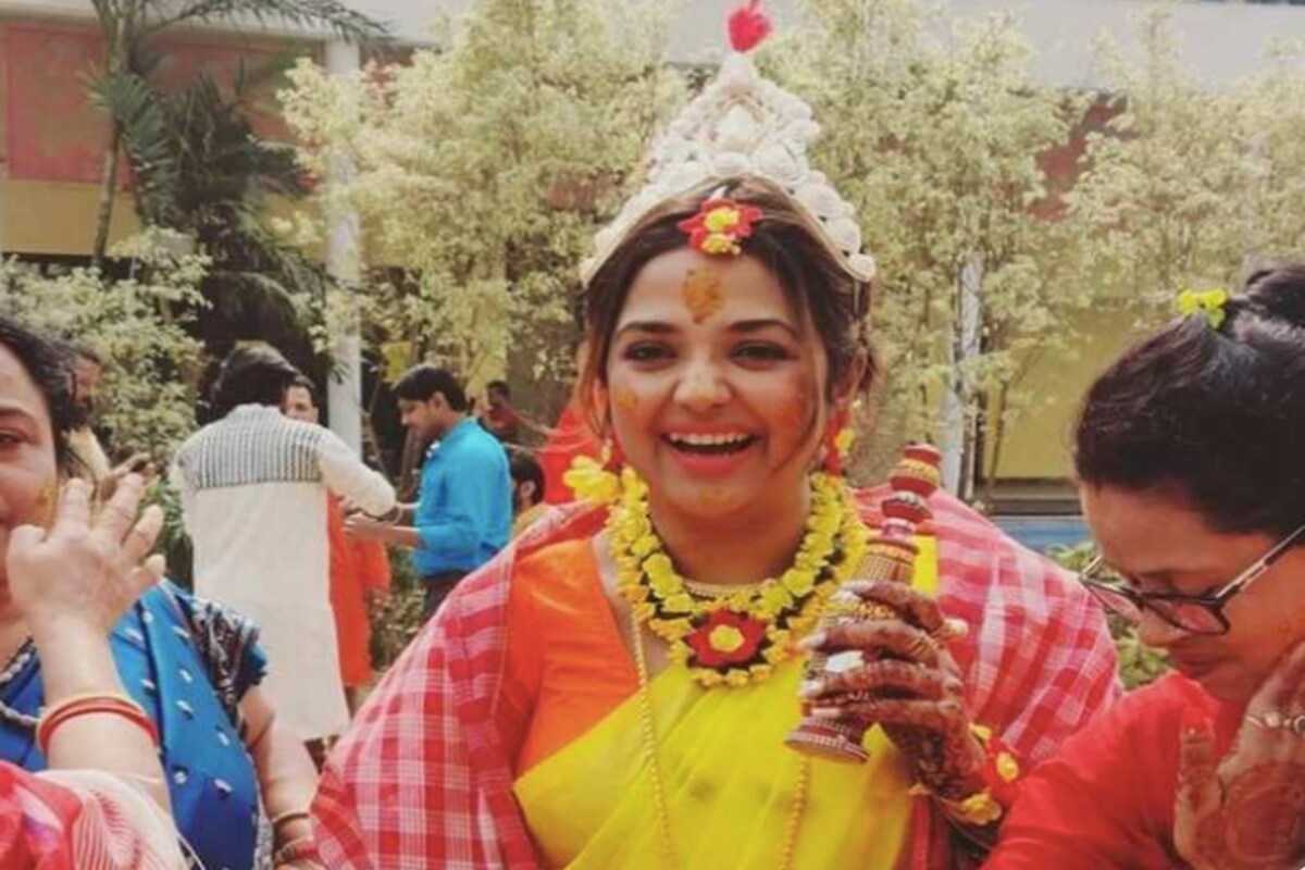 *টলিউডের বন্ধু এবং পরিবারের সদস্যদের সঙ্গে বুধবার সকাল সকাল মিটল গায়ে হলুদ পর্ব। গায়ে হলুদে পরার জন্য হলুদ শাড়িই বেছে নিয়েছিলেন মিমি। সঙ্গে ফুলের গয়না। হাসি মুখে বন্ধুদের সঙ্গে ছবি তুলেছেন জমিয়ে। সেই ছবি দেখার জন্য এখন মুখিয়ে রয়েছেন দু'জনের ফ্যানরা। ছবি: ইনস্টাগ্রাম। *টলিউডের বন্ধু এবং পরিবারের সদস্যদের সঙ্গে বুধবার সকাল সকাল মিটল গায়ে হলুদ পর্ব। গায়ে হলুদে পরার জন্য হলুদ শাড়িই বেছে নিয়েছিলেন মিমি। সঙ্গে ফুলের গয়না। হাসি মুখে বন্ধুদের সঙ্গে ছবি তুলেছেন জমিয়ে। সেই ছবি দেখার জন্য এখন মুখিয়ে রয়েছেন দু'জনের ফ্যানরা। ছবি: ইনস্টাগ্রাম।