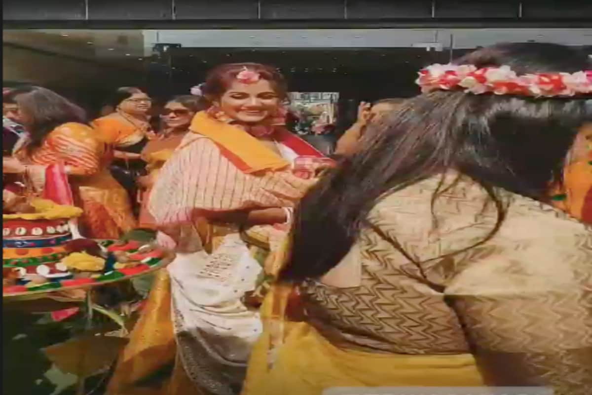 *সিরিয়ালের দুই জনপ্রিয় চরিত্র নিখিল এবং গুনগুনের বিয়ে নিয়ে চরম উত্তেজিত দর্শকরা। দিন কয়েক আগে 'খড়কুটো' ধারাবাহিকে তৃণা অর্থাৎ 'গুনগুন'-র বিয়ে হয়েছে সৌজন্যের সঙ্গে। সেখানে তৃণাকে বিয়ের সাজে দেখেছেন তাঁর ফ্যানরা। এবারে রিয়েল লাইফে বিয়ে করছেন তিনি। ছবি: ইনস্টাগ্রাম। *সিরিয়ালের দুই জনপ্রিয় চরিত্র নিখিল এবং গুনগুনের বিয়ে নিয়ে চরম উত্তেজিত দর্শকরা। দিন কয়েক আগে 'খড়কুটো' ধারাবাহিকে তৃণা অর্থাৎ 'গুনগুন'-র বিয়ে হয়েছে সৌজন্যের সঙ্গে। সেখানে তৃণাকে বিয়ের সাজে দেখেছেন তাঁর ফ্যানরা। এবারে রিয়েল লাইফে বিয়ে করছেন তিনি। ছবি: ইনস্টাগ্রাম।