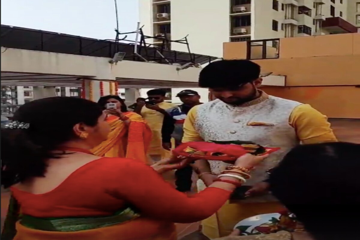 *পরিবারের সদস্যরা ছাড়াও গায়ে হলুদের অনুষ্ঠানে এসেছেন দু'জনের বন্ধু-বান্ধব এবং টলিউডের বেশ কয়েকজন। ছবি: ইনস্টাগ্রাম। *পরিবারের সদস্যরা ছাড়াও গায়ে হলুদের অনুষ্ঠানে এসেছেন দু'জনের বন্ধু-বান্ধব এবং টলিউডের বেশ কয়েকজন। ছবি: ইনস্টাগ্রাম।