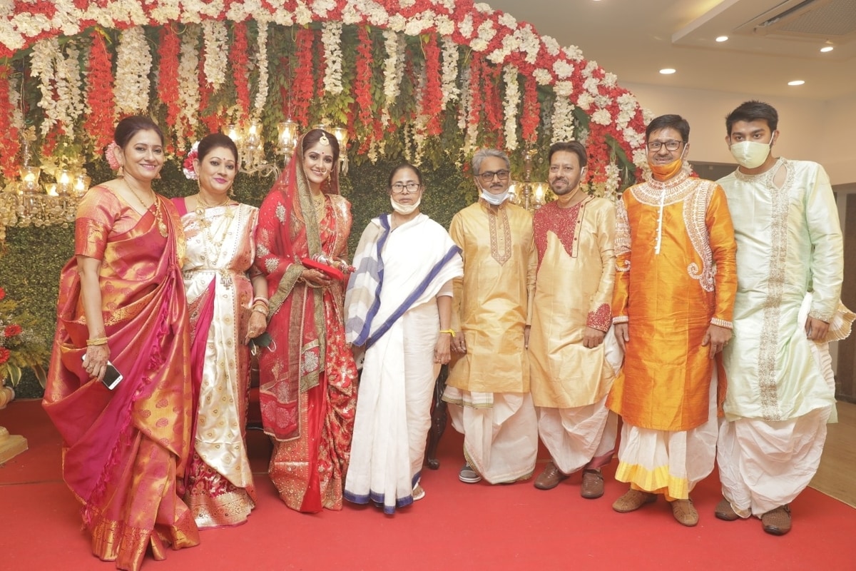 বিয়ে শুরুর আগেই এ দিন নবদম্পতিকে আশীর্বাদ করতে বিয়েবাড়িতে উপস্থিত মুখ্যমন্ত্রী মমতা বন্দ্যোপাধ্যায়। তাঁর আশীর্বাদ নিয়েই শুরু হয় বিয়ের অনুষ্ঠান। বিয়ে শুরুর আগেই এ দিন নবদম্পতিকে আশীর্বাদ করতে বিয়েবাড়িতে উপস্থিত মুখ্যমন্ত্রী মমতা বন্দ্যোপাধ্যায়। তাঁর আশীর্বাদ নিয়েই শুরু হয় বিয়ের অনুষ্ঠান।