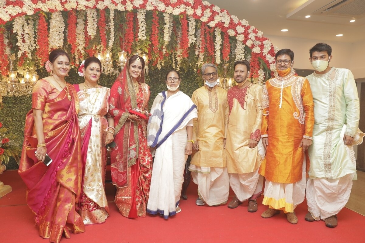 *নীল যেভাবে বিয়ে করতে এসেছে, তাতেও ছিল অভিনবত্বের ছোঁয়া। বোটে চেপে জলে ভাসতে ভাসতে বিয়ের মণ্ডপে এন্ট্রি নেন তিনি। তাঁর সঙ্গে ছিল বন্ধুরা। সকলে মিলে ব্যান্ডপার্টির তালে নেচেছেন জমিয়ে। ছবি: ইনস্টাগ্রাম। *নীল যেভাবে বিয়ে করতে এসেছে, তাতেও ছিল অভিনবত্বের ছোঁয়া। বোটে চেপে জলে ভাসতে ভাসতে বিয়ের মণ্ডপে এন্ট্রি নেন তিনি। তাঁর সঙ্গে ছিল বন্ধুরা। সকলে মিলে ব্যান্ডপার্টির তালে নেচেছেন জমিয়ে। ছবি: ইনস্টাগ্রাম।