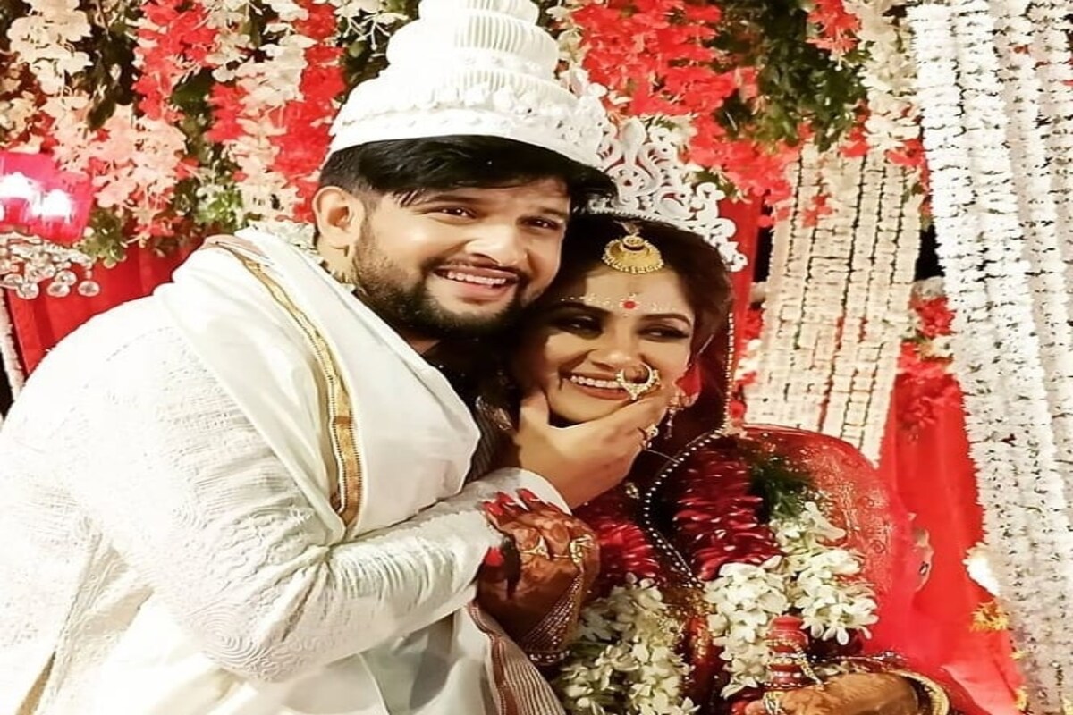 দশ বছর অপেক্ষার পর অবশেষে এল সেই মাহেন্দ্রক্ষণ। অগ্নিসাক্ষী করে সাত পাকে বাঁধা পড়লেন টলিউড অভিনেতা নীল ভট্টাচার্য এবং অভিনেত্রী তৃণা সাহা। বৃহস্পতিবার সন্ধ্যায় দক্ষিণ কলকাতার একটি ক্লাবে বসেছিল জমকালো বিয়ের আসর। দশ বছর অপেক্ষার পর অবশেষে এল সেই মাহেন্দ্রক্ষণ। অগ্নিসাক্ষী করে সাত পাকে বাঁধা পড়লেন টলিউড অভিনেতা নীল ভট্টাচার্য এবং অভিনেত্রী তৃণা সাহা। বৃহস্পতিবার সন্ধ্যায় দক্ষিণ কলকাতার একটি ক্লাবে বসেছিল জমকালো বিয়ের আসর।