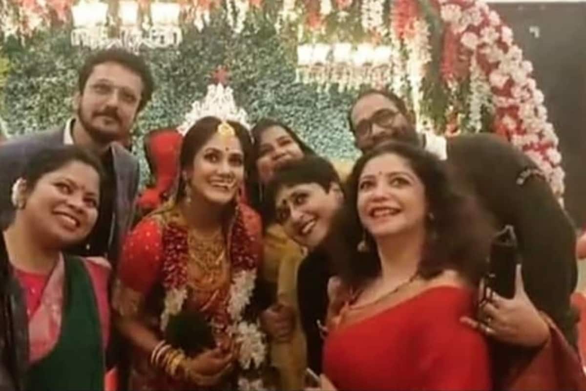 *নীল এবং তৃণা দু'জনেই টলিউডের পরিচিত মুখ। একজন 'খড়কুটো' সিল্রিয়ালের মুখ্যচরিত্র 'গুনগুন' এবং অন্যজন 'কৃষ্ণকলি' ধারাবাহিকের মুখ্যচরিত্র 'নিখিল'। রিল লাইফে দু'জনেরই বিয়ে হয়ে গিয়েছে। তবে ধারাবাহিকে নিখিল বহুদিন আগে বিয়ে হলেও সম্প্রতি বাবিনের সঙ্গে বিয়ে হয়েছে গুনগুনের। তাঁরা দু'জনে এখন দর্শকদের চোখের মনি। ছবি: ইনস্টাগ্রাম। *নীল এবং তৃণা দু'জনেই টলিউডের পরিচিত মুখ। একজন 'খড়কুটো' সিল্রিয়ালের মুখ্যচরিত্র 'গুনগুন' এবং অন্যজন 'কৃষ্ণকলি' ধারাবাহিকের মুখ্যচরিত্র 'নিখিল'। রিল লাইফে দু'জনেরই বিয়ে হয়ে গিয়েছে। তবে ধারাবাহিকে নিখিল বহুদিন আগে বিয়ে হলেও সম্প্রতি বাবিনের সঙ্গে বিয়ে হয়েছে গুনগুনের। তাঁরা দু'জনে এখন দর্শকদের চোখের মনি। ছবি: ইনস্টাগ্রাম।