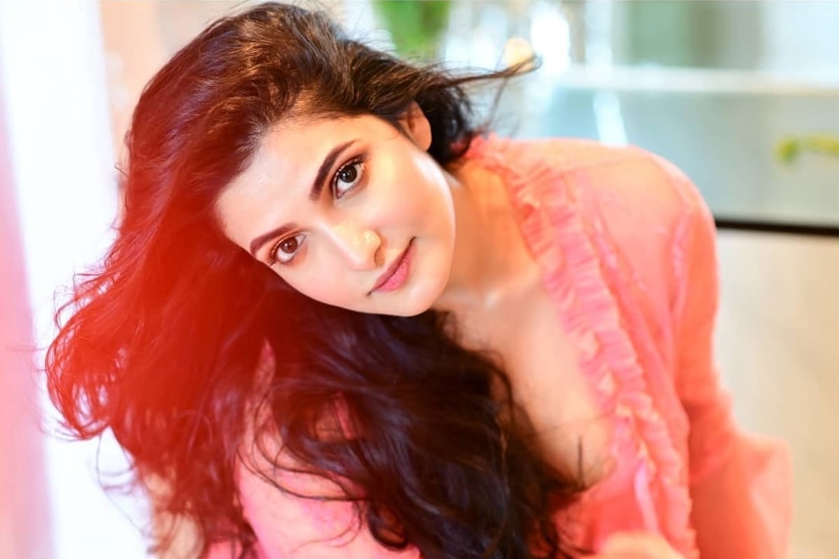 *তনুশ্রীর ছবি দেখে ছুপ করে থাকেননি অভিনেত্রী সাংস্পদ মিমি চক্রবর্তী। না জানিয়ে কেন বিয়ে করে নিলেন তনুশ্রী তার জবাব চেয়েছেন। ছবির কমেন্টে মিমি লিখেছেন, *তনুশ্রীর ছবি দেখে ছুপ করে থাকেননি অভিনেত্রী সাংস্পদ মিমি চক্রবর্তী। না জানিয়ে কেন বিয়ে করে নিলেন তনুশ্রী তার জবাব চেয়েছেন। ছবির কমেন্টে মিমি লিখেছেন,