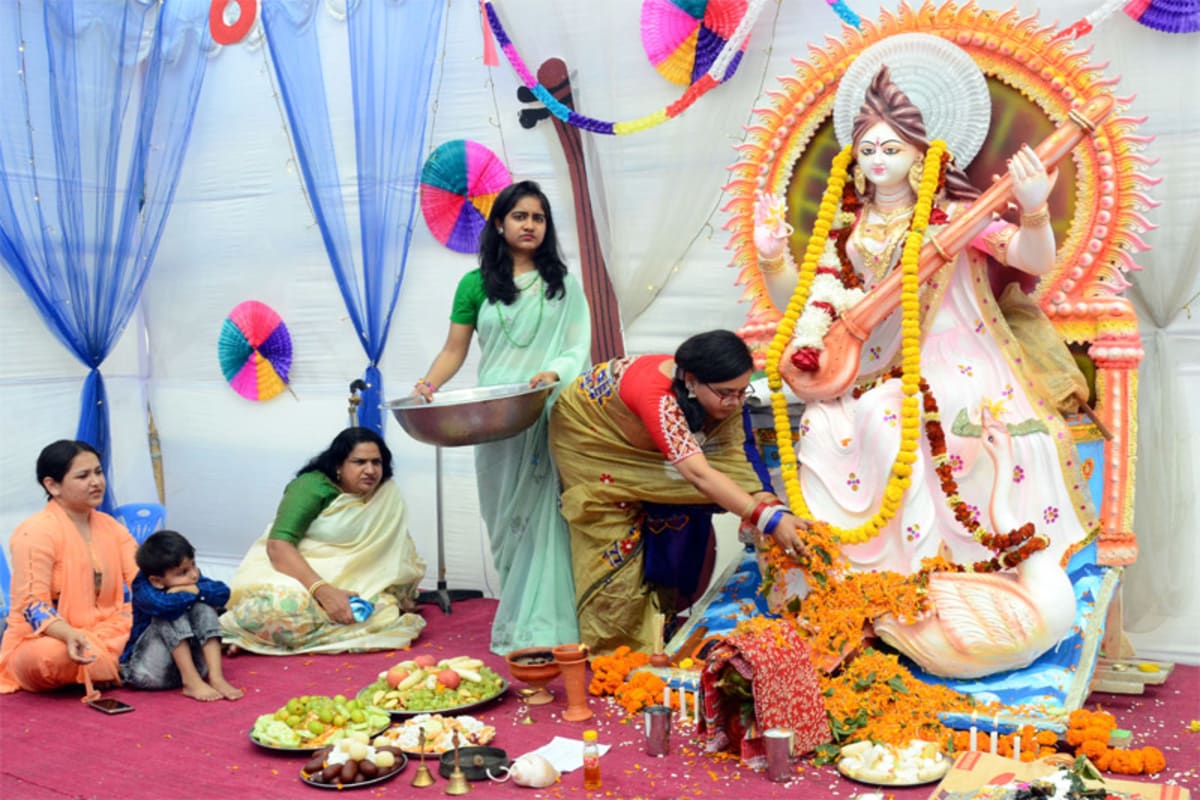 *শাস্ত্র অনুযায়ী, শ্রী পঞ্চমীর দিন সকালে সরস্বতী পুজো হয়। তবে পুজোয় বেশ কয়েকটি বিশেষ জিনিষ লাগে। যেমন, আমের মুকুল, দোয়াত-কলম, অভ্র-আবীর, জবের শিষ। সংগৃহীত ছবি। *শাস্ত্র অনুযায়ী, শ্রী পঞ্চমীর দিন সকালে সরস্বতী পুজো হয়। তবে পুজোয় বেশ কয়েকটি বিশেষ জিনিষ লাগে। যেমন, আমের মুকুল, দোয়াত-কলম, অভ্র-আবীর, জবের শিষ। সংগৃহীত ছবি।